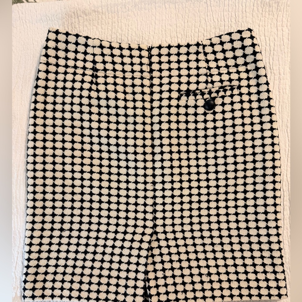 Banana Republic Black & Cream Pattern Pencil Skirt – Timeless Polished Style 🖤 - Picture 5 of 9
